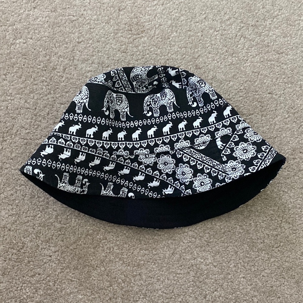 Reversible elephant / black bucket hat